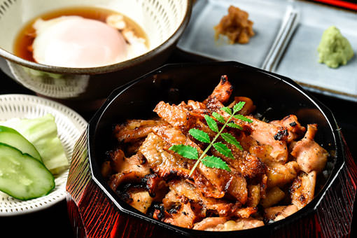 以4種吃法享受「華味鳥」博多美食的新經典「蒲燒雞肉蓋飯」