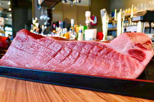 享用石垣島鮪魚做成的精緻美食