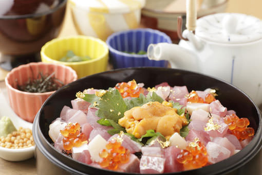午間料理的名物「海鮮鰻魚飯」