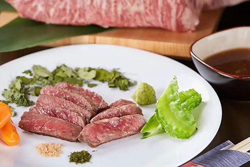 盡享使用石垣島的品牌牛肉做成的各種料理
