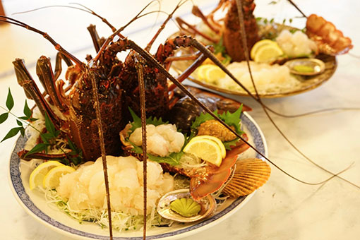 在伊勢蝦捕獲量豐盛的須崎市享受豪華的海鮮料理