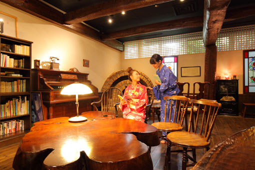 下呂溫泉為「日本三大名泉」之一，旅館位於傳統及格調受人誇讚的下呂溫泉街旁的高台。不同於一般的溫泉旅館，古色古香的裝潢，讓人印象深刻。能眺望美麗夜景的「紗紗羅館」、充滿復古氛圍的「森山館」以及古風民情的別屋「Yurari」，可依自己的喜好選擇入住的房型。頂樓設有景觀大浴池，能一覽溫泉街幻妙的景色。12種不同房型，共20間「附露天浴池的客房」皆能欣賞美景，亦能享受引自源泉的「美肌之湯」。另外也有會日文、越南語、中文的接待員，能安心享受入住時光。