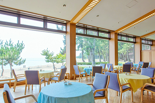 這間度假飯店佇立於以小半島及清澈湖水為特點的奧琵琶湖畔，可盡情享受日本四季的美景。客房有「小雙人床房」、「雙床房」、「家庭房」三種類型，從獨自旅行者到家庭旅遊的各種場合都適用。室內裝潢採用各處都是木材的木屋風格，往窗外望去便可眺望如畫般美麗的自然風景。用餐可在一樓的餐廳或私人海灘的木甲板上，一邊眺望沙灘或琵琶湖一邊享用。另外，這裡也有方案可體驗在琵琶湖畔豪華露營。即使是初學者也能放心享受，因此很受歡迎。