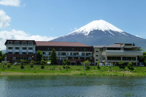 佇立於河口湖畔，可一覽靈峰富士山，以