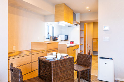 這裡是2019年5月在沖繩本島中部宜野灣西海岸地區開幕的公寓式飯店，客房共有28間，提供料理用家電、廚具和餐具類的廚房，也設有洗衣機和烘乾機等設備，非常適合長期住宿。客房分別是設有120cm雙人床的雙床雙人房和三人房的標準房型，還有可供5人住宿的和洋室房型。距離「沖繩會議中心」與「宜野灣熱帶海灘」約5分鐘車程，由於位在交通便捷的宜野灣地區，因此非常推薦作為旅行的據點。停車場可免費使用且不需預約，非常適合租車前往。