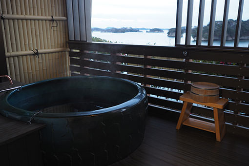 以日本三景之一知名的松島，能以特等席眺望欣賞絕景的正是「絕景之館飯店」。共23間的客房與大浴場皆望向松島灣，眼前即可欣賞到連接到福浦島的朱紅色福浦橋，擁有絕佳的地理位置。在露天浴池可享受到以「美肌之湯」聞名的松島溫泉，也是飯店的魅力之一。客房除了有附設露天浴池，可在房間內享受松島溫泉的房型以外，還有可享受古早日本旅館風情的純和室，可依照使用目的或需求來選擇。在這裡能品嚐到宮城縣產的海鮮或「仙台黑毛和牛」等當地美味的料理，也十分獲得好評。