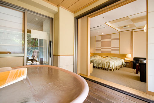 這裡是佇立於奧道後溫泉，擁有廣大占地的溫泉旅館。在擁有西日本最大規模1508平方公尺占地面積的大露天浴池、5座可包場露天浴池，與客房的露天浴池中，可享受擁有豐富泉量的奧道後首屈一指的名湯。佇立在日本庭園中的「三軒茶家」中，可以品嚐到瀨戶內海的海鮮與愛媛縣品牌肉「伊予牛」等等，使用多種奢華食材的宴席料理。旅館周邊有許多隨四季變換的花朵盛開，推薦可以換上浴衣享受溫泉風情並在此散步。春天賞櫻，秋天賞楓，一整年都可以欣賞到美麗的花卉景色。館內有會說中文的服務人員，讓人可更加安心住宿。