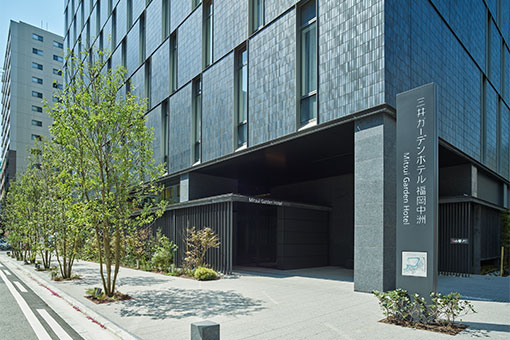 2020年7月於九州福岡市中心中洲地區誕生的時尚飯店。館內使用以中洲這片土地的歷史和文化做為主要概念的高品質內裝設計，打造出隱密感十足且氛圍沉穩的空間，在這裡能享受一趟優雅的旅行。在功能性和舒適性兼具的客房中，能盡情享受悠閒的療癒時光。在最高樓層13樓設有住宿房客專用的大浴場，可一邊眺望窗外充滿幻想氛圍的水景一邊泡湯，極具魅力。於1樓餐廳可以品嚐到使用當季海鮮提供的多樣化日式早餐。