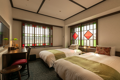 這是一間位於京都市中心、距離京都市營地下鐵三條京阪站約4分鐘路程，以“大正浪漫”為主題的飯店。館內裝飾著1920年代製造的椅子等家具，還有活躍於大正時代的藝術家 - 竹久夢二的畫作等。全館提供8種房型、共55間客房，每間房間的窗戶都裝飾著彩色玻璃，從使用的家具顏色到質感等小細節都非常重視。讓人不禁想在這樣既復古又舒適的房間中放鬆休息。在飯店的大廳可以享用自助式早餐，下午3:00之後還有提供小酌時間。另外，屋頂的天台空間能眺望到京都四季變換的美麗景色。