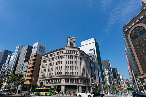 位於銀座中心區域的都會型飯店，距離東京Metro地下鐵銀座一丁目站步行約1分鐘、距離JR有樂町站步行約8分鐘。離JR東京車站也很近，去哪裡都很方便。周圍遍布了名牌店、百貨公司和餐廳，雖然靠近歌舞伎座和皇居等觀光景點，但飯店本身建於安靜的街道上，是令人高興的一點。所有客房即使打開行李箱也有足夠的空間餘裕，同時配置了優質的備品。早餐部分是以“飯店早餐”的形象所打造的「日式兼西式自助餐」，提供沙拉吧、雞蛋料理等標準菜單，還有日式小菜、白飯、味噌湯等。