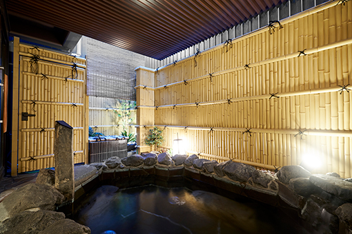 距離JR京都站步行約7分鐘、擁有現代化空間和露天浴池的飯店。位於東本願寺正前方，可以感受到寺廟的寧靜與情懷，是一個很珍貴稀有的地理位置。在這裡即使身處市中心也能享受露天浴池，浴池的熱水是使用從地下約60公尺抽取的天然地下水。露天浴池的浴缸是由富士山的熔岩製成，可以讓住客盡情享受帶有遠紅外線效果的浸浴。另外還有一個由檜木製成的小型室內浴池，讓人在放鬆身心的同時被自然的香氣所療癒。早餐的菜單種類豐富，有添加物少且營養豐富的自製料理和每月更換的特色主題菜單等。