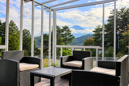 這是一座能在大自然環繞之下，一覽日本代表性觀光勝地富士山的貨櫃屋型豪華露營地。每間貨櫃屋約有30平方公尺的寬敞空間，能夠享受到一種隱私感和開放感的絕妙平衡。建築物分爲前後兩部分，前面為整面玻璃窗，美麗風景能盡現眼前。在這樣與富士山大自然景色融爲一體的空間中，相信一定能讓人忘卻日常生活的忙碌時光吧。一覺醒來睜開眼時，打開貨櫃屋前的窗戶，就能伴隨著富士山勝景迎接早晨的到來，以優雅的心情開始新的一天。