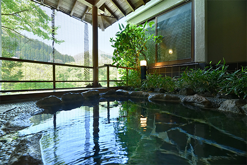 從江戶時代開始，湯野上溫泉就深受人們喜愛，在這家隱蔽的旅館中可以盡情享受源泉掛流式的湯野上溫泉。備品的部分選用了取自自然環境中植物力量的「LEAF&BOTANICS」。部分客房內設有露天浴池，可以欣賞到一年四季都被大自然所妝染的溪谷景色，在感受晚風的同時浸入浴池中，享受療癒的時光。另外，還可以品嚐到在水質清澈的當地所釀造的日本酒，和各地的名牌日本酒。鄉土料理方面有「醃製山椒鯡魚、醃製味增豆腐」等懷石料理，和唎酒師嚴選搭配的日本酒，相信一定能讓人酣醉一場。