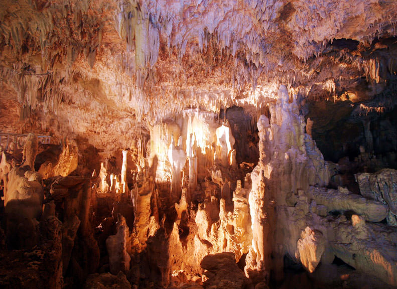 自然雕塑出的神祕洞穴