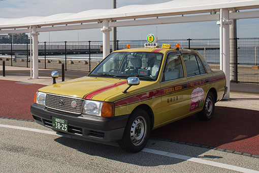 黃色車體搭配紅色線條為標誌的計程車