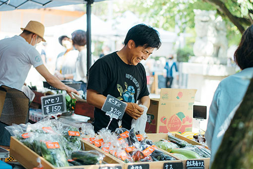 定期舉行與當地做連結的蔬菜市集