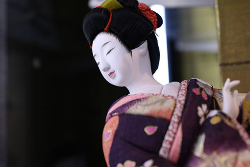 在聚集了衆多人偶批發商的東京都淺草橋，「田邊人形」專門販售