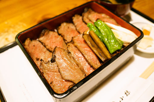 使用A4～5等級肉品的「牛肉盒飯」