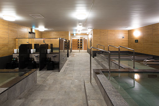 GARDENS CABIN是位於札幌市營地下鐵大通車站4號出口步行約1分鐘，僅距離JR札幌車站1站距離，交通位置極為便捷的飯店。由於位於札幌市中心，是觀光據點的最佳選擇。這裡是位於膠囊旅館與商務旅館之間的「CABIN HOTEL（艙式膠囊旅館）」，主題概念是「GARDENS（庭園）」。館內有咖啡店與附設三溫暖的大浴場，提供舒適放鬆的空間。分別有男女專用樓層，安全性極佳。1樓有便利商店，方便性十足，相信一定能擁有舒適便利的住宿體驗。館內也有會說英文的服務人員，外國旅客也能放心住宿。